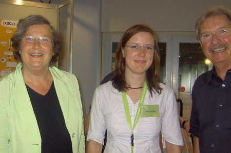 Praktikantin Anika Jacobs, Prof. Mönter, Bärbel Höhn, anlässlich des Tages der offenen Tür im Fachbereich Physik.